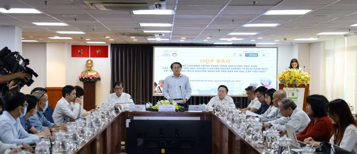 tp-hcm-hop-bao-cong-bo-tang-sach-cho-50-truong-ngoai-thanh.jpg