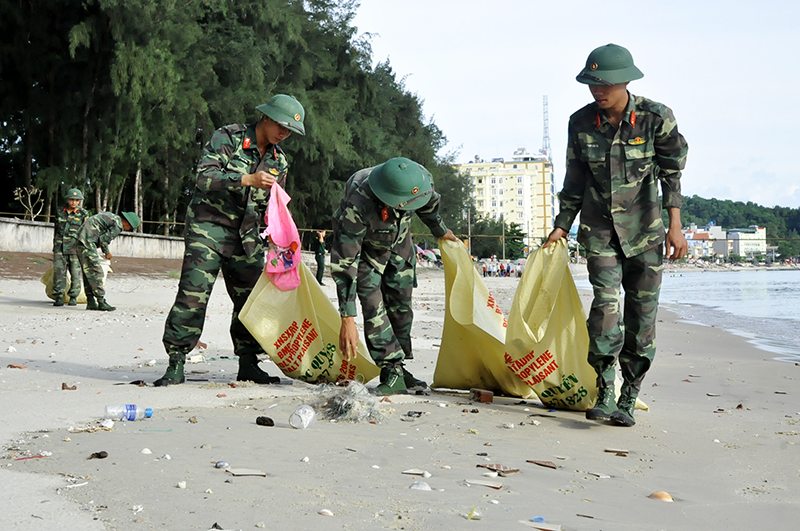 quan-va-dan-tren-dao-co-to-cung-chung-tay-tham-gia-lam-sach-bo-bien-2-1-.jpg