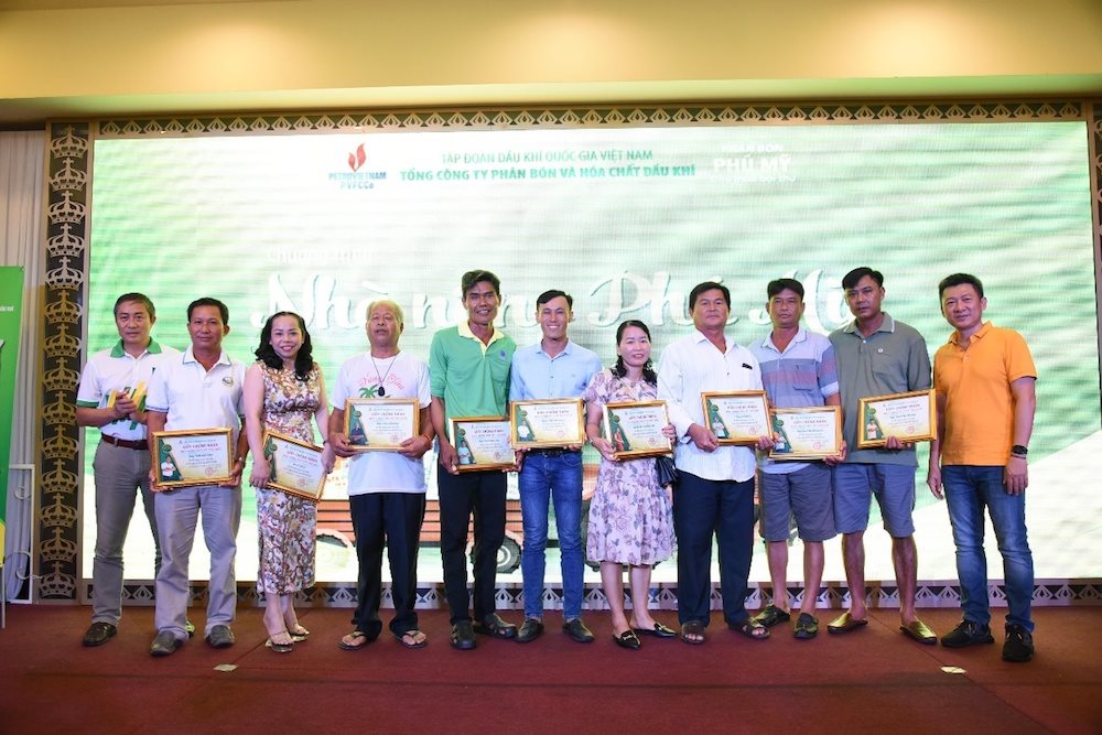 trao-giay-chung-nhan-nha-nong-phu-my.jpg