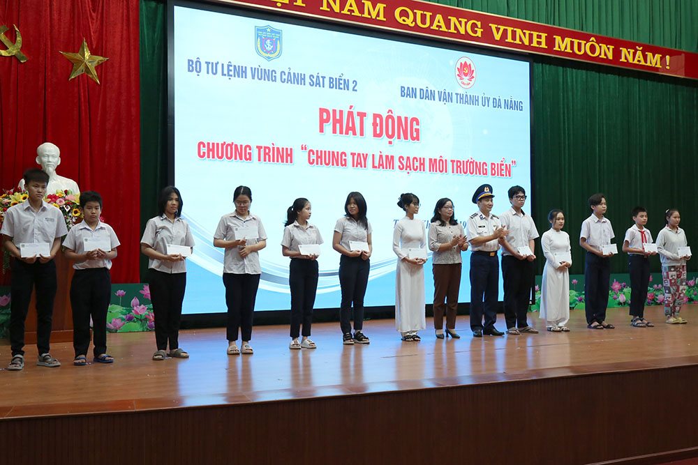 20220820-btl-vung-canh-sat-bien-2-tang-qua-cho-cac-chau-hoc-sinh-co-hoan-canh-kho-khan(1).jpg