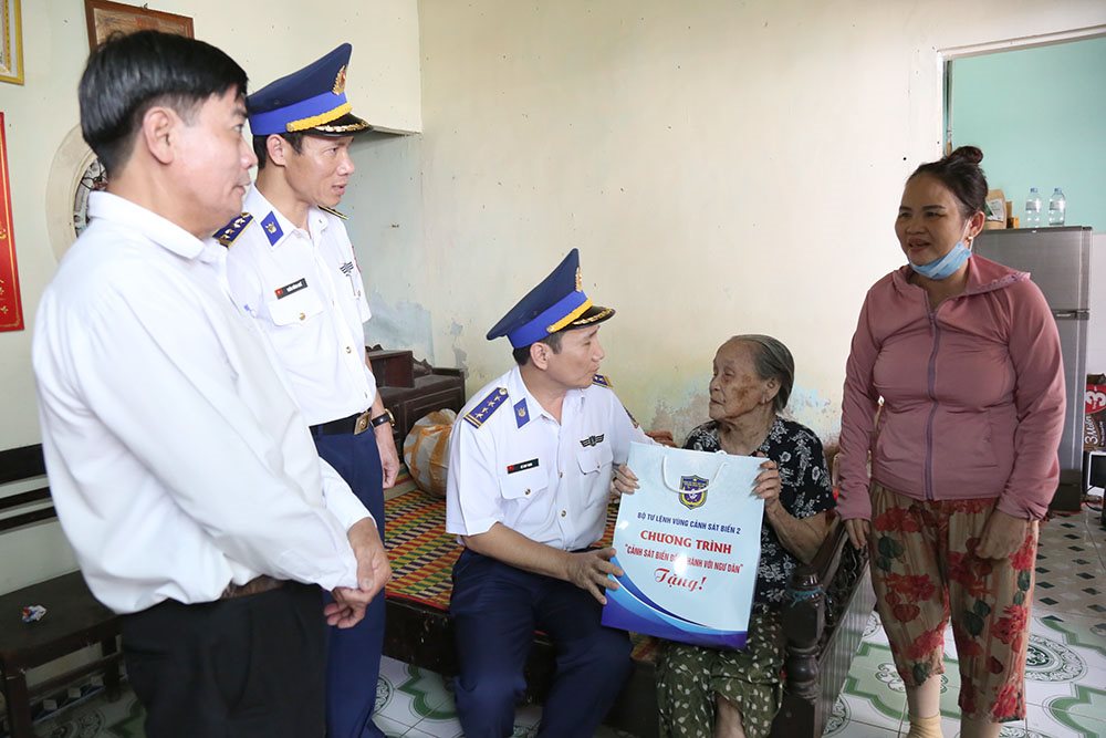20220820-dai-ta-le-huy-sinh-chinh-uy-vung-csb-2-tham-tang-qua-gia-dinh-co-hoan-canh-kho-khan-o-quan-thanh-khe-da-nang(1).jpg