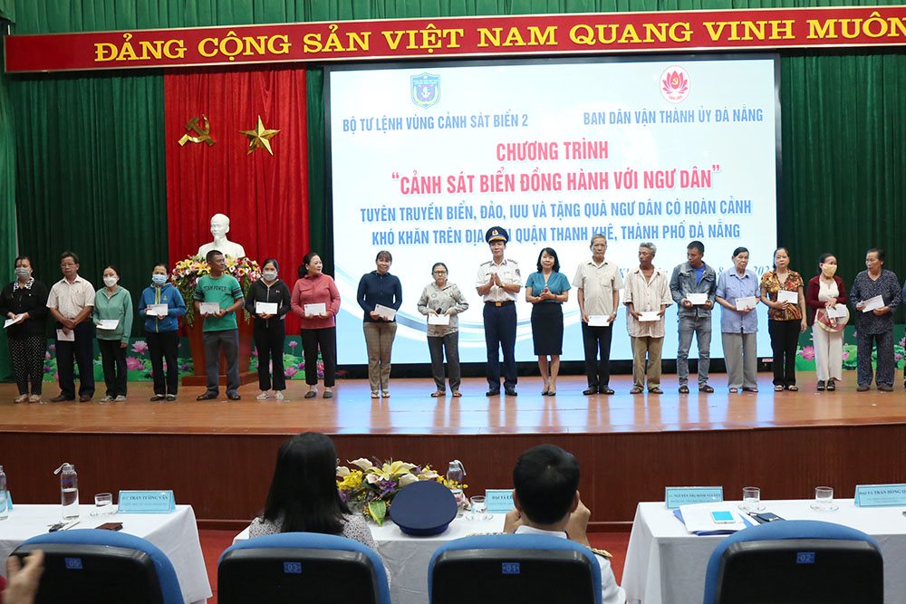 20220820-tang-qua-cho-ngu-dan-co-hoan-canh-kho-khan.jpg