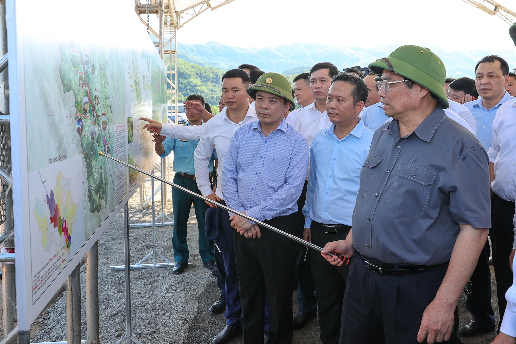 Thủ tướng khảo sát dự án sân bay Sa Pa, đường nối cao tốc Nội Bài - Lào Cai tới Sa Pa - Ảnh 1. Thủ tướng khảo sát dự án sân bay Sa Pa, đường nối cao tốc Nội Bài - Lào Cai tới Sa Pa - Ảnh 1.