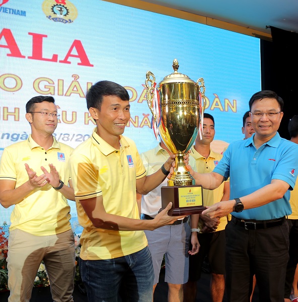 4.-tgd-trao-cup-bong-da.jpg