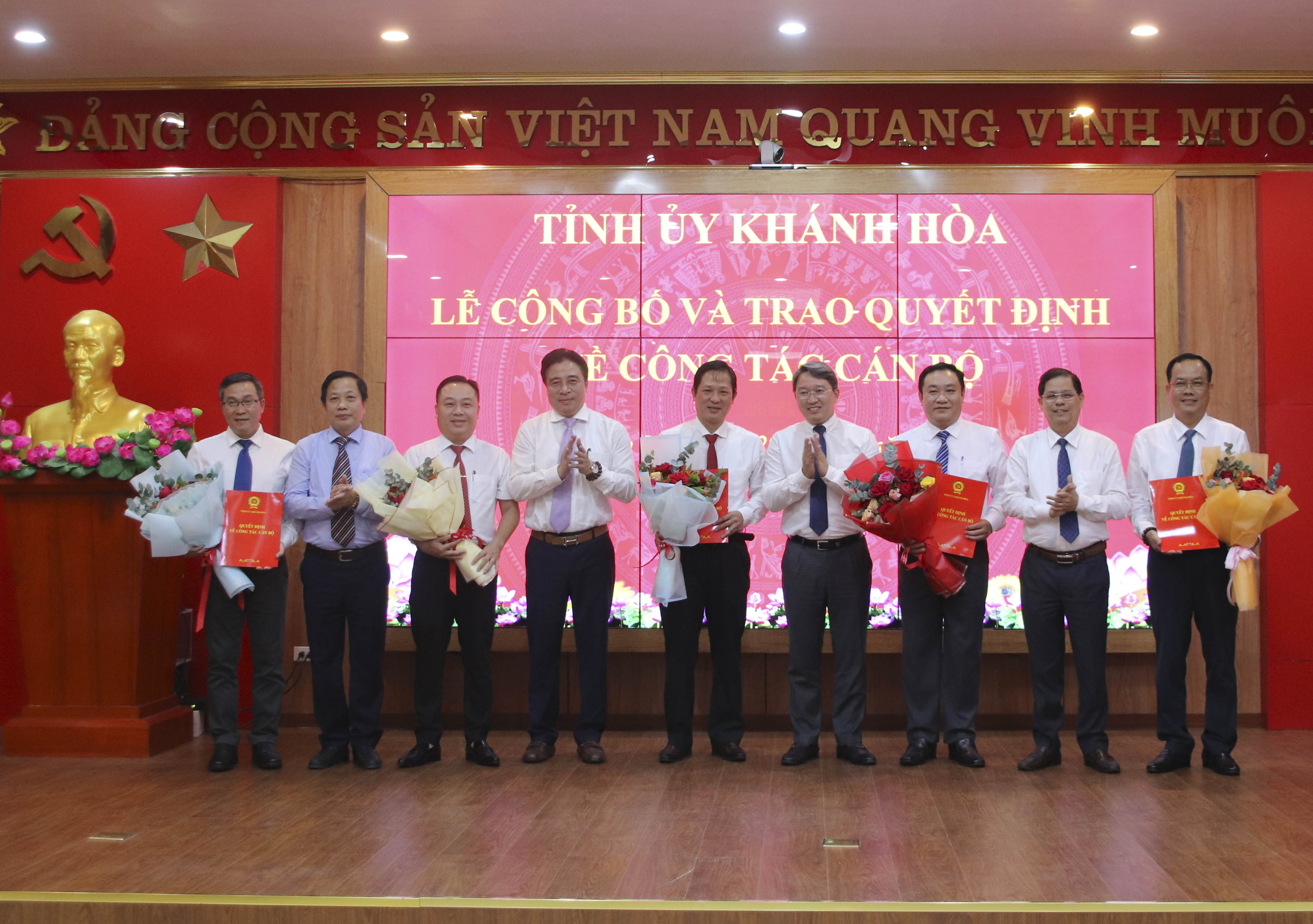 Lãnh đạo tỉnh tặng hoa chúc mừng các cán bộ được điều động, luân chuyển và bổ nhiệm.