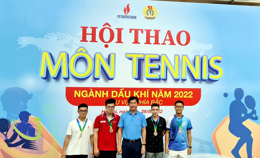 h2.-trao-giai-tennis.jpg