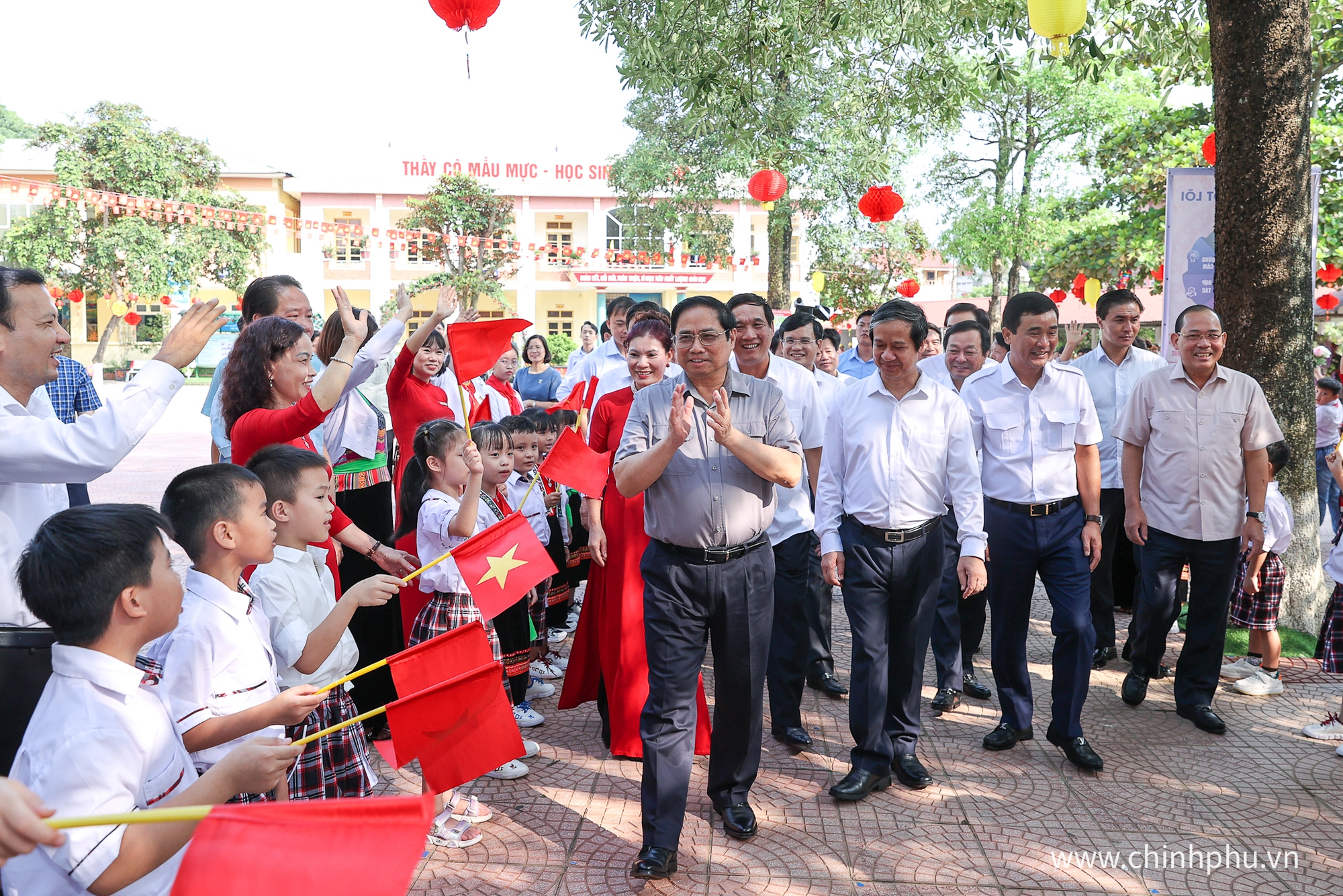 Thủ tướng: Không để bất cứ học sinh nào không được tới trường, không có sách giáo khoa - Ảnh 1.