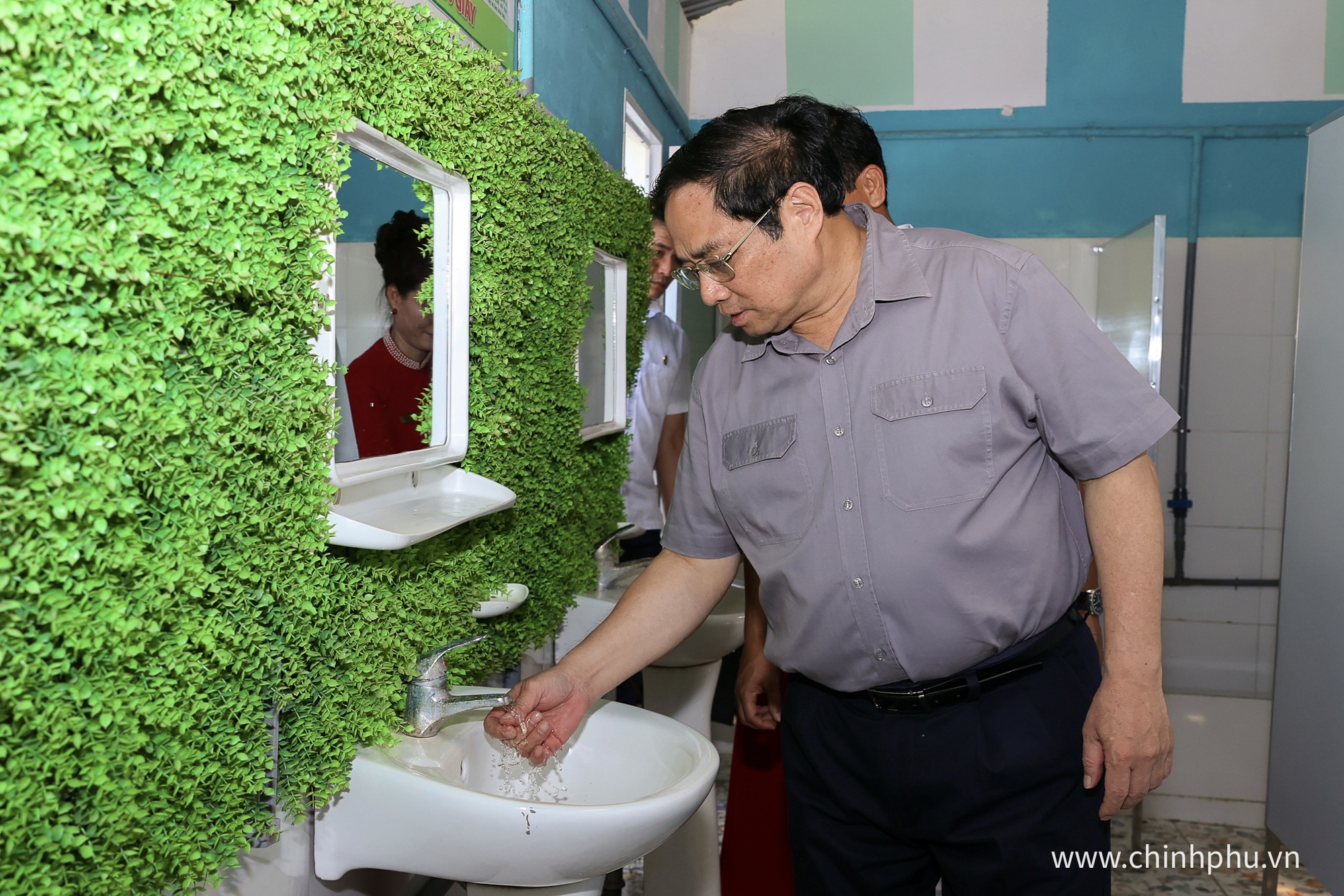 Thủ tướng: Không để bất cứ học sinh nào không được tới trường, không có sách giáo khoa - Ảnh 16.