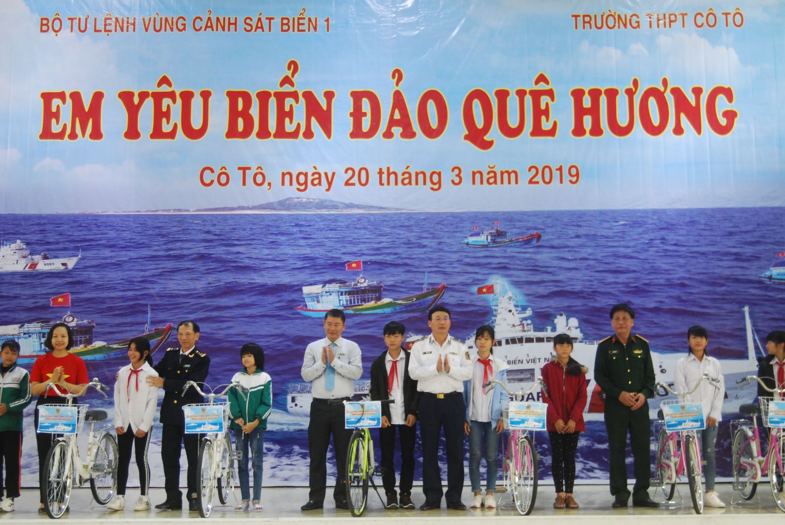 bo-tu-lenh-vung-canh-sat-bien-1-tang-qua-cac-chau-hoc-sinh-tren-dao-co-to(2).jpg