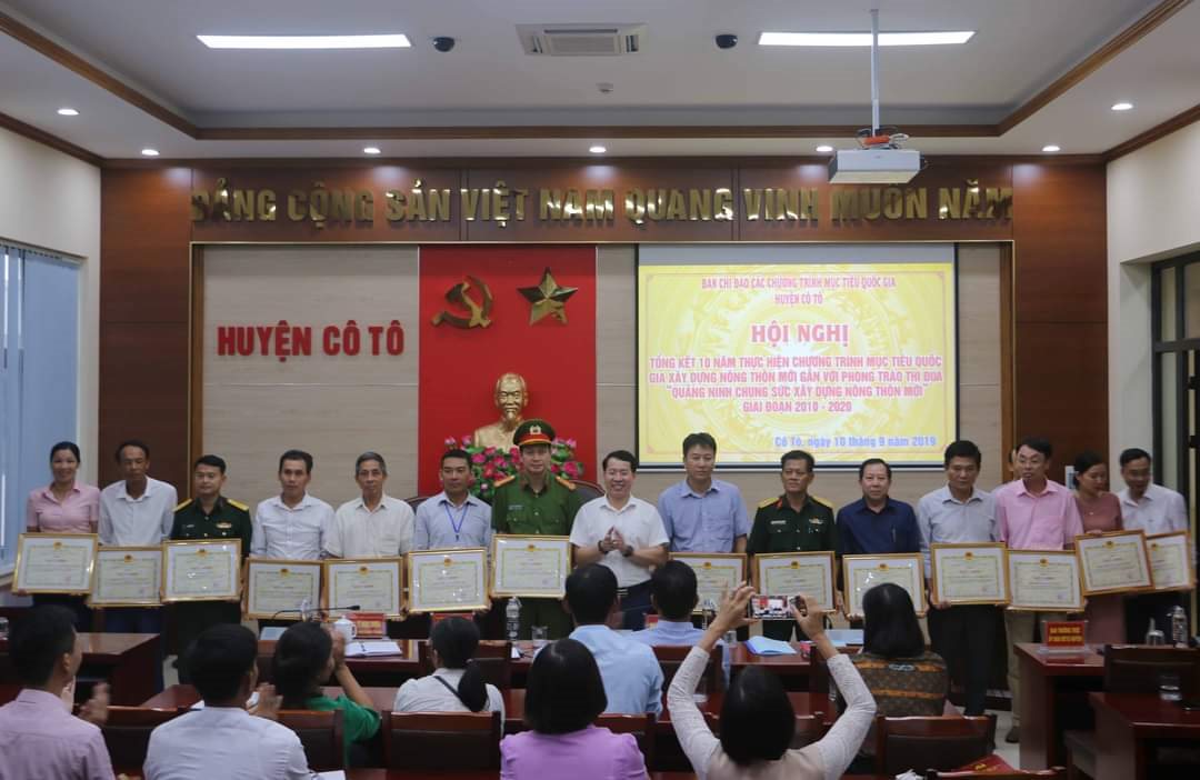 cac-don-vi-llvt-duoc-uy-ban-nhan-dan-huyen-co-to-tang-giay-khen.jpg