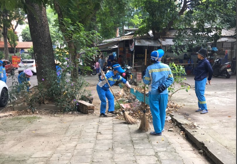 cong-nhan-urenco-7-thuc-hien-cong-tac-dam-bao-vsmt-khu-vuc-xung-quanh-truong-doan-thi-diem-ngay-0492022-dia-diem-co-su-hien-dien-cua-thu-tuong-chinh-phu-du-le-khai-giang.jpg