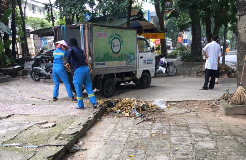cong-nhan-urenco-7-thuc-hien-cong-tac-dam-bao-vsmt-khu-vuc-xung-quanh-truong-doan-thi-diem-ngay-0492022-dia-diem-co-su-hien-dien-cua-thu-tuong-chinh-phu-du-le-khai-giang2.jpg