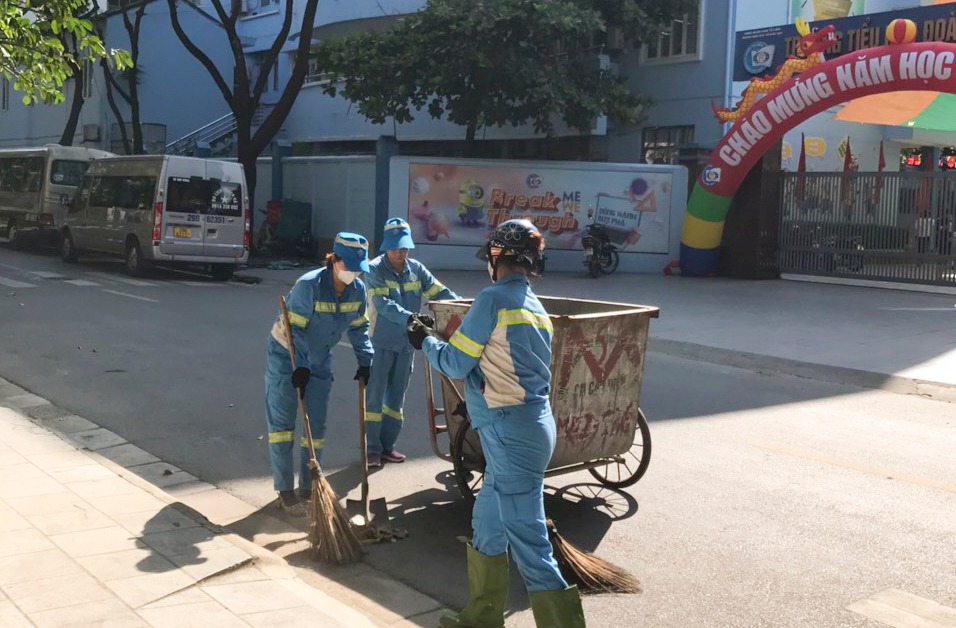 cong-nhan-urenco-7-thuc-hien-cong-tac-dam-bao-vsmt-khu-vuc-xung-quanh-truong-doan-thi-diem-ngay-0492022-dia-diem-co-su-hien-dien-cua-thu-tuong-chinh-phu-du-le-khai-giang3.jpg
