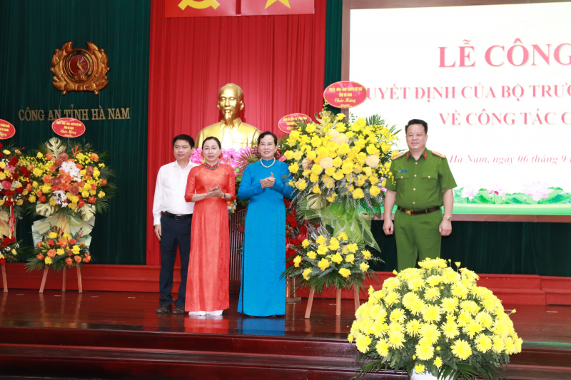 Bộ Công an bổ nhiệm tân Cục trưởng QLHC, Giám đốc Công an tỉnh - Ảnh 2. Bộ Công an bổ nhiệm tân Cục trưởng QLHC, Giám đốc Công an tỉnh - Ảnh 2.