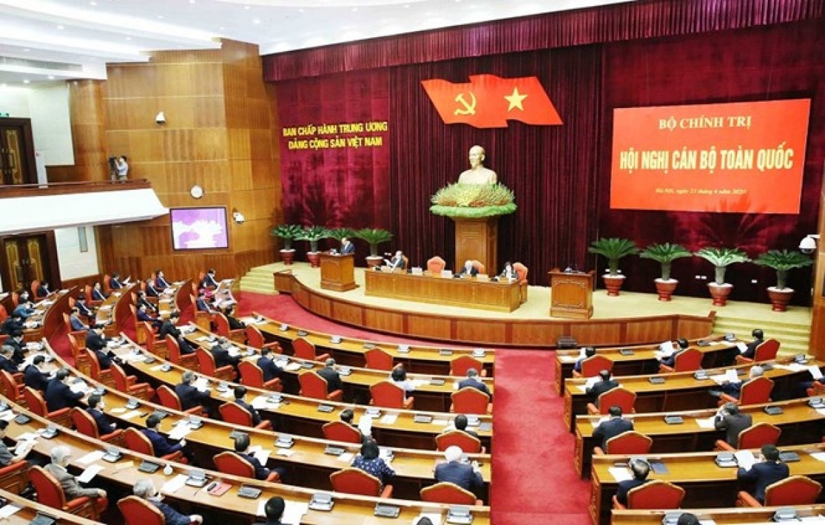 Bộ Chính trị: Khuyến khích cán bộ bị kỷ luật mà uy tín giảm sút tự nguyện từ chức - Ảnh 1. Bộ Chính trị: Khuyến khích cán bộ bị kỷ luật mà uy tín giảm sút tự nguyện từ chức - Ảnh 1.