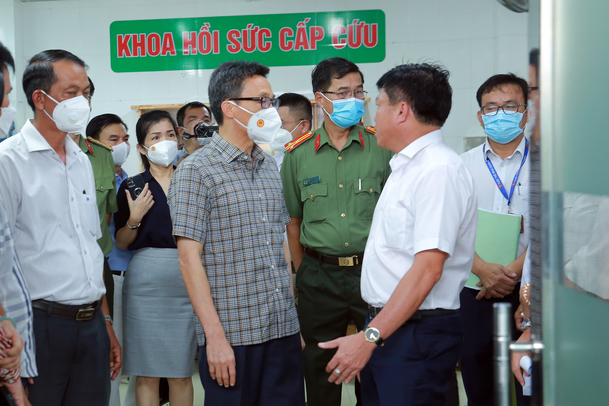 Phó Thủ tướng Vũ Đức Đam kiểm tra công tác khắc phục hậu quả vụ cháy quán karaoke ở Bình Dương - Ảnh 3. Phó Thủ tướng Vũ Đức Đam kiểm tra công tác khắc phục hậu quả vụ cháy quán karaoke ở Bình Dương - Ảnh 3.