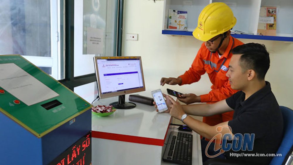 cong-nhan-evnhanoi-huong-dan-khach-hang-hoan-thien-ho-so-lap-dat-cong-to-qua-dich-vu-truc-truyen.jpg