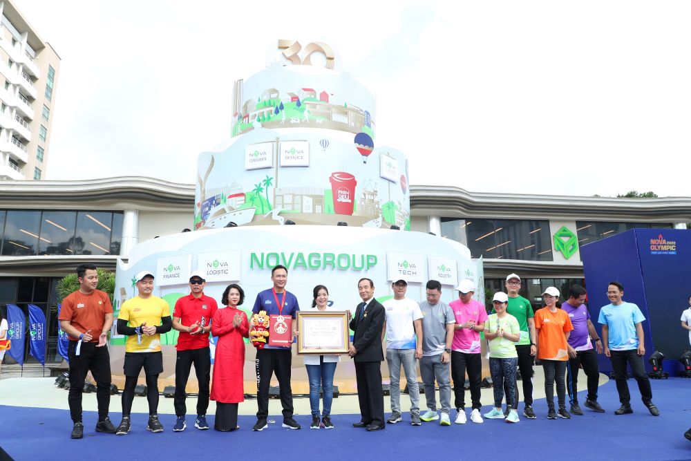 anh-2-dai-dien-novagroup-vinh-du-nhan-chung-nhan-ky-luc-bieu-tuong-hoi-thao-gan-bib-lon-nhat-viet-nam-do-tap-the-can-bo-nhan-vien-don-vi-thuc-hien.(1).jpg