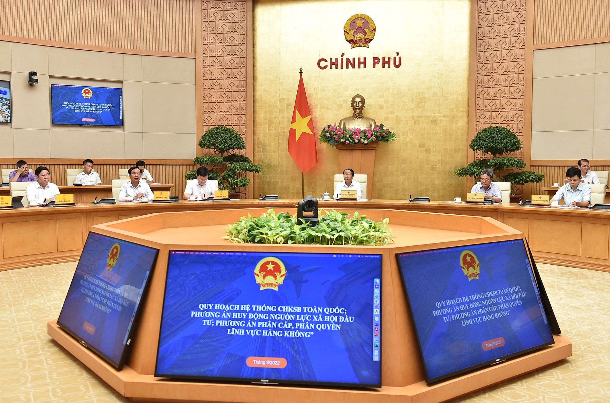 Phó Thủ tướng họp với 15 tỉnh, thành phố có nhu cầu nâng cấp, mở rộng, xây dựng mới cảng hàng không - Ảnh 2. Phó Thủ tướng họp với 15 tỉnh, thành phố có nhu cầu nâng cấp, mở rộng, xây dựng mới cảng hàng không - Ảnh 2.