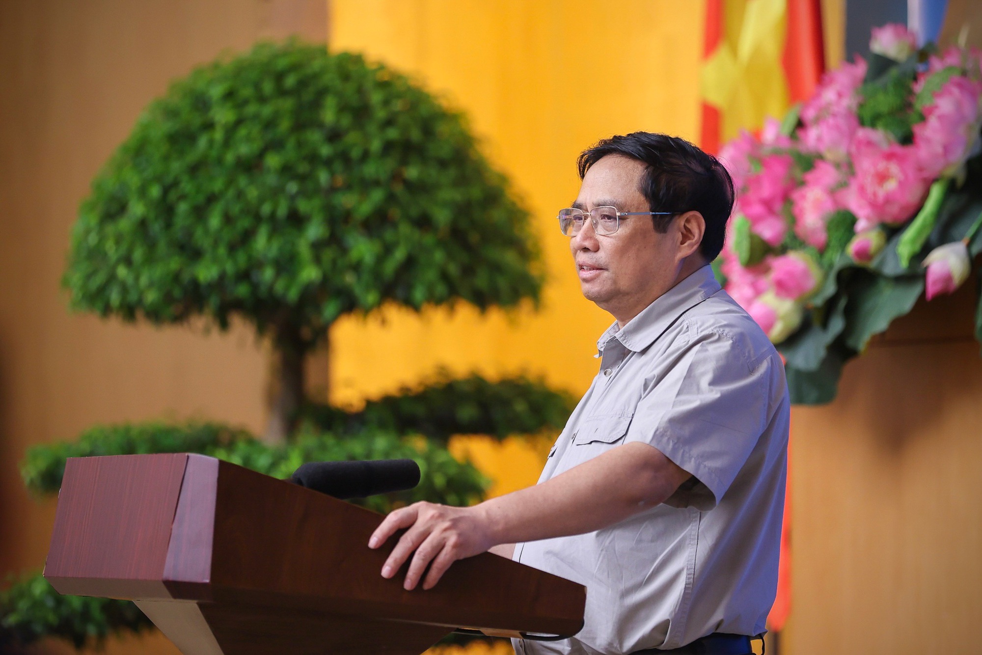 Thủ tướng yêu cầu thấm nhuần 'bài học xương máu' về tiêm vaccine; sớm khắc phục bằng được tình trạng thiếu thuốc - Ảnh 8. Thủ tướng yêu cầu thấm nhuần 'bài học xương máu' về tiêm vaccine; sớm khắc phục bằng được tình trạng thiếu thuốc - Ảnh 8.