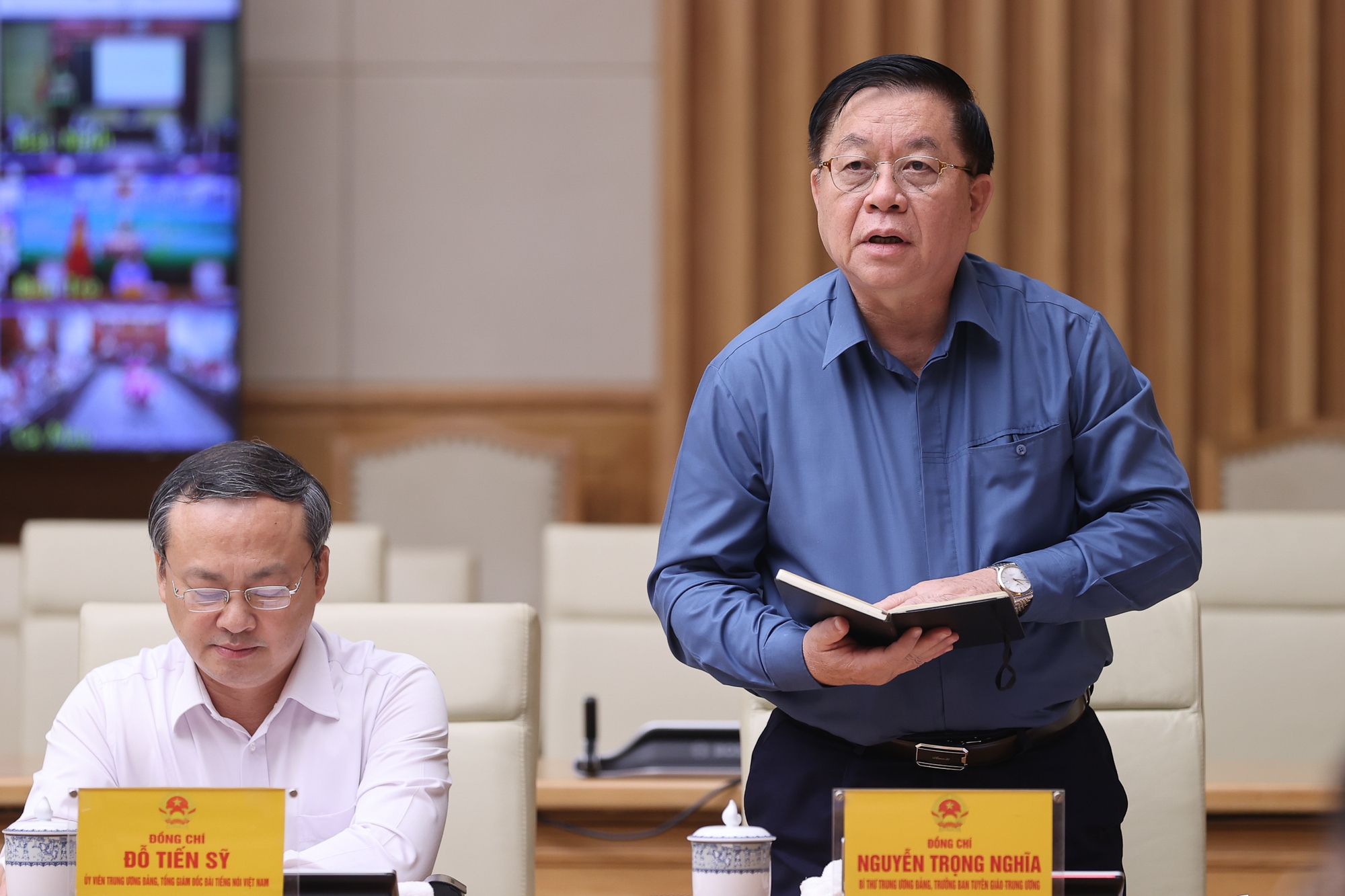 Thủ tướng yêu cầu thấm nhuần 'bài học xương máu' về tiêm vaccine; sớm khắc phục bằng được tình trạng thiếu thuốc - Ảnh 7. Thủ tướng yêu cầu thấm nhuần 'bài học xương máu' về tiêm vaccine; sớm khắc phục bằng được tình trạng thiếu thuốc - Ảnh 7.