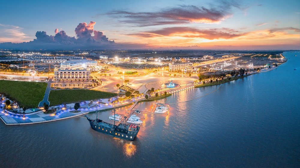 anh-3-to-hop-quang-truong-trung-tam-va-ben-du-thuyen-aqua-marina-tai-khu-do-thi-aqua-city-copy.jpg