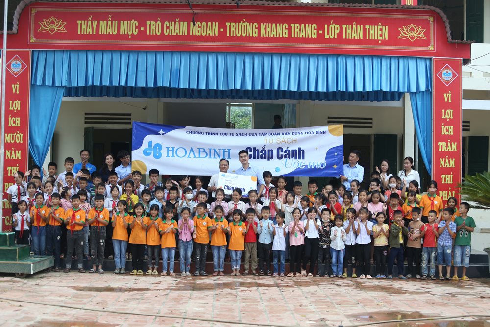 1-tap-doan-xay-dung-hoa-binh-trao-tang-100-tu-sach-cho-cac-truong-gap-kho-khan-tren-ca-nuoc.jpg