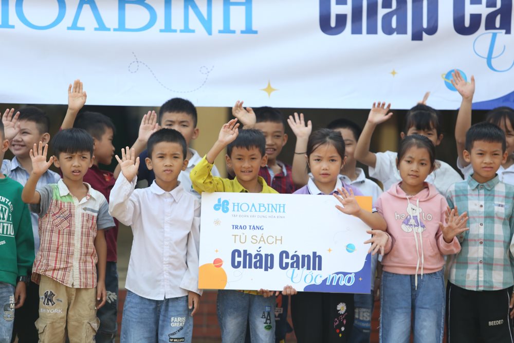 2-y-tuong-ve-viec-tai-tro-tu-sach-cua-tap-doan-xay-dung-hoa-binh-xuat-phat-tu-tinh-thuong-vo-bo-doi-voi-nhung-em-hoc-sinh-ngheo-hieu-hoc.jpg