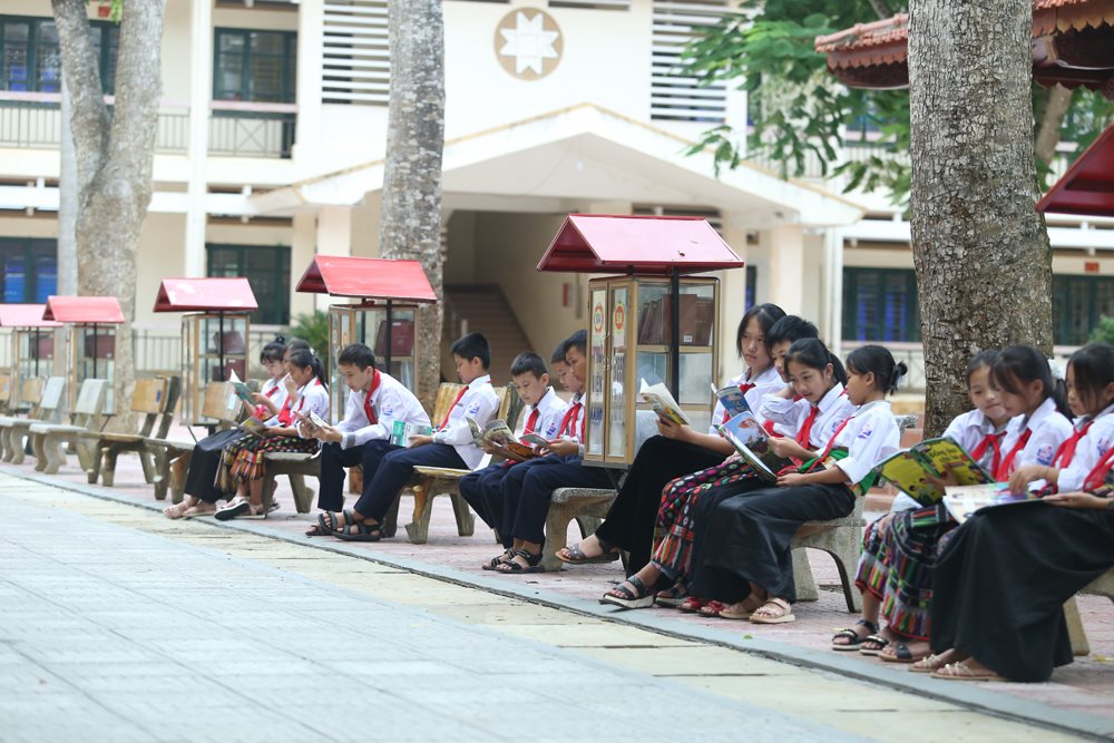4-cac-ban-nho-hao-hung-xem-nhung-quyen-sach-con-thom-mui-giay-in.jpg