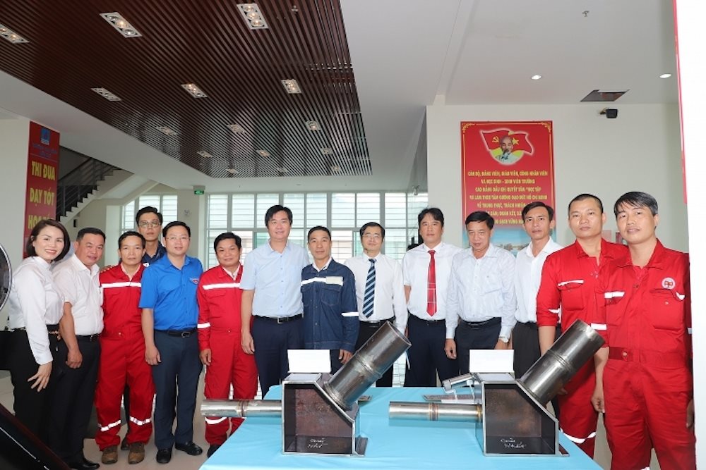 cac-dai-bieu-tham-quan-san-pham-doat-giai-tai-hoi-thi-tay-nghe-dau-khi-lan-vii.jpeg