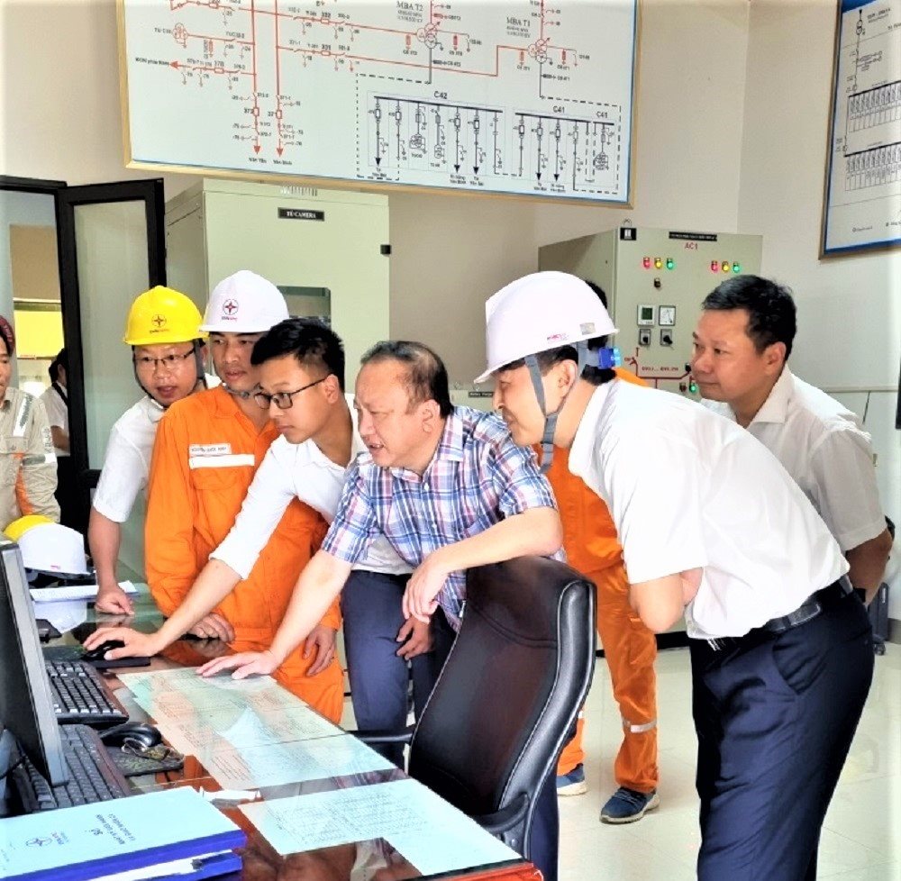 pho-tgd-vu-anh-phuong-kiem-tra-tinh-hinh-van-hanh-tren-he-thong-phan-mem-tai-tba-110kv-yen-bai.jpg