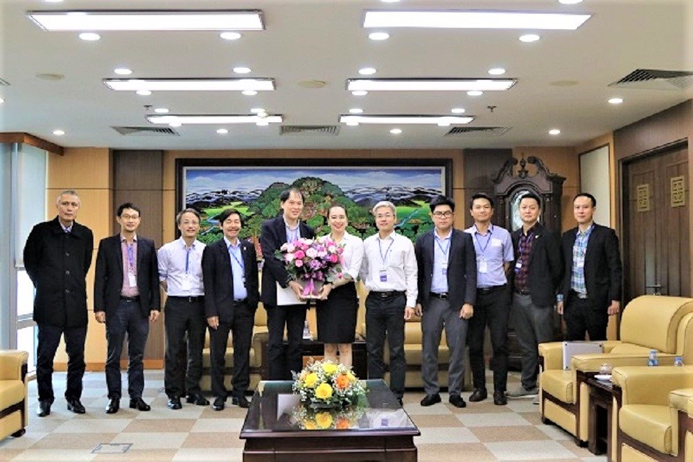 truong-dh-bach-khoa-tang-hoa-chuc-mung-ba-do-nguyet-anh-chu-tich-hdtv-evnnpc.jpeg