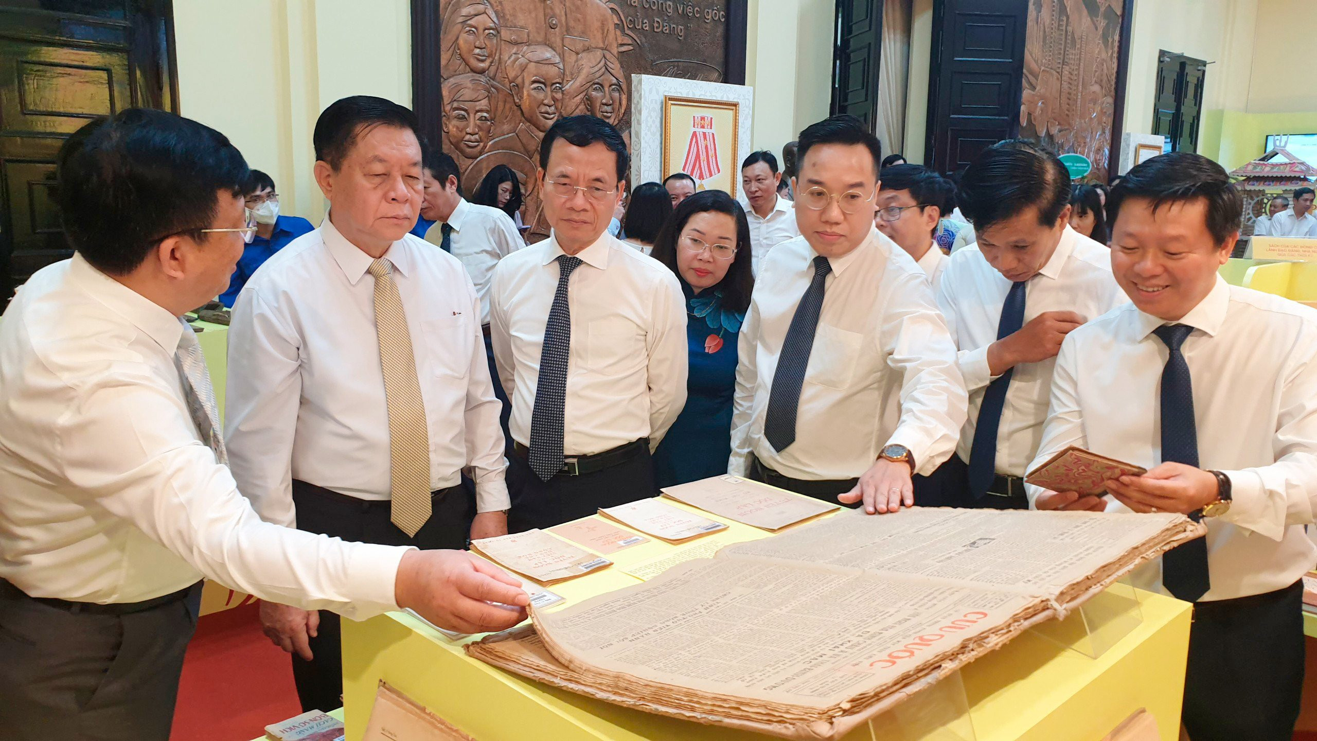 cac-dai-bieu-tham-du-trien-lam-ky-niem-70-nam-ngay-truyen-thong-nganh-xuat-ban.(3).jpg