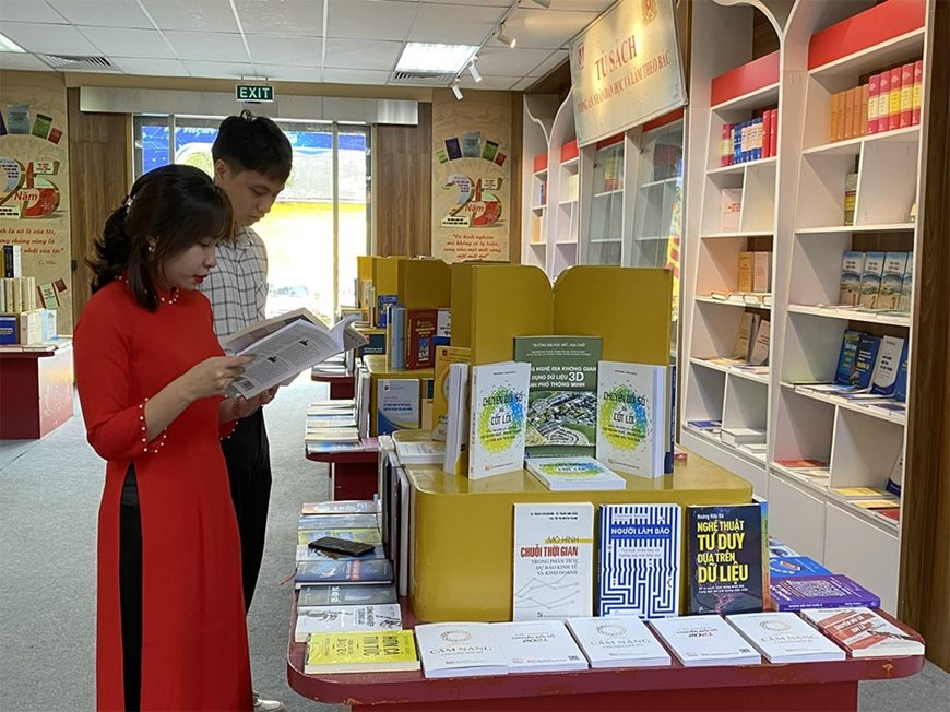 khong-gian-trung-bay-cac-an-pham-chuyen-doi-so-thu-hut-doc-gia-tre.jpg