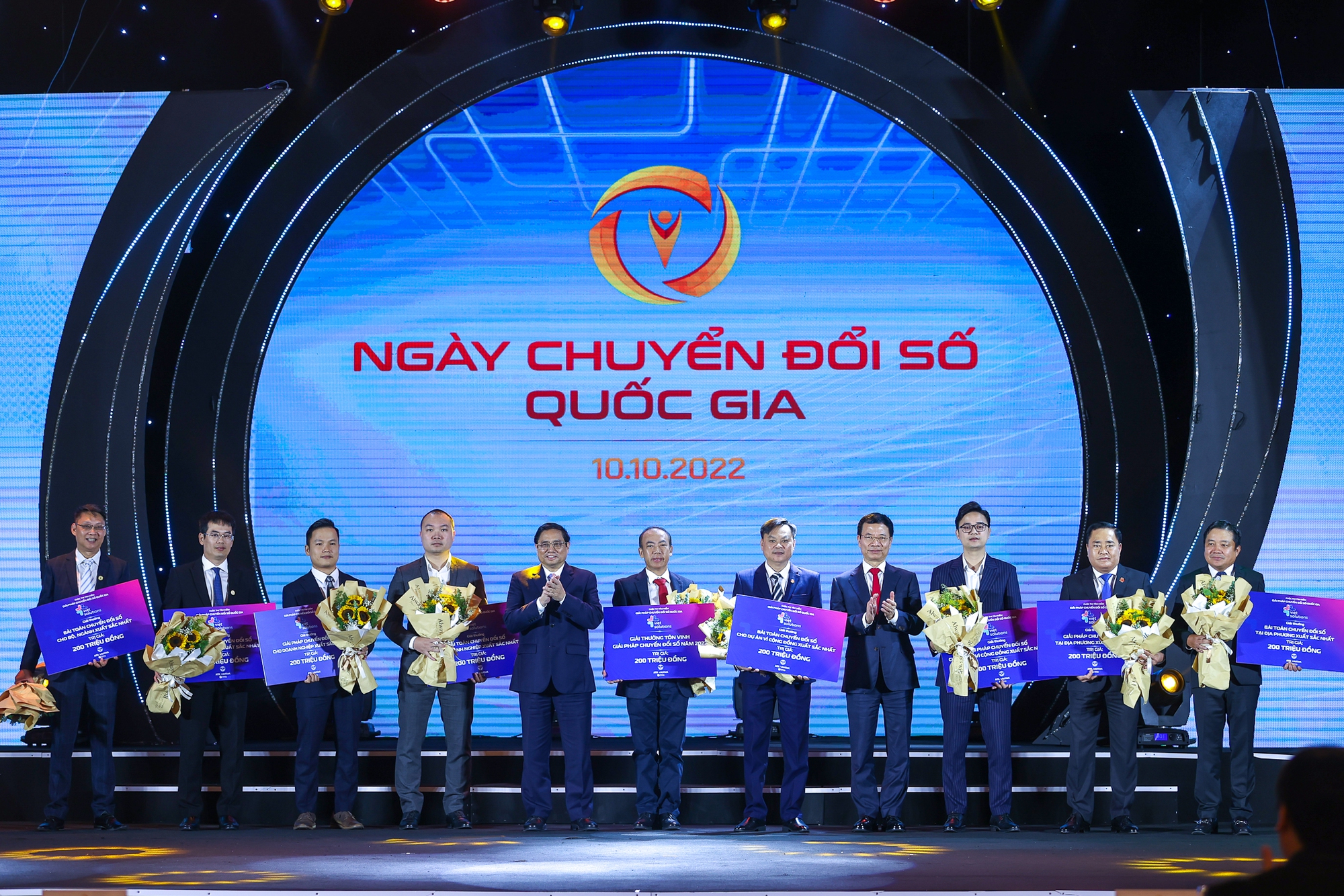Thủ tướng: Chuyển đổi số phải để người dân, doanh nghiệp hưởng lợi - Ảnh 4.