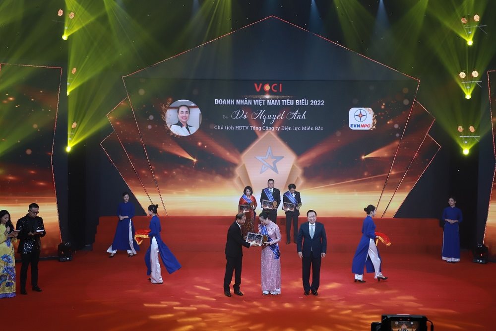 ba-do-nguyet-anh-vinh-du-duoc-vinh-danh-doanh-nhan-tieu-bieu-nam-2022.jpg