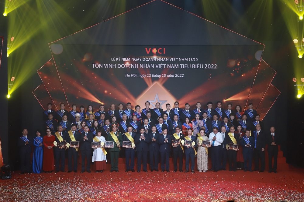thu-tuong-chinh-phu-pham-minh-chinh-chup-anh-luu-niem-voi-60-doanh-nhan-tieu-bieu-viet-nam-2022.jpg