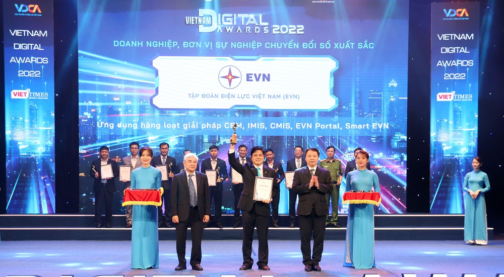 ptgd-evn-vo-quang-lam-nhan-giai-thuong_9_10_2022.jpg