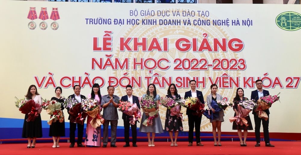 dai-dien-cac-nha-tai-tro-chup-anh-luu-niem-trong-buoi-le-khai-giang-nam-hoc-2022-2023.jpeg