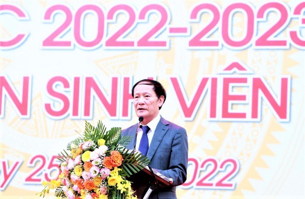 pho-hieu-truong-truong-dai-hoc-kinh-doanh-va-cong-nghe-ha-noi-gs.ts-nguyen-cong-nghiep-doc-dien-van-khai-giang-nam-hoc-2022-2023.jpg