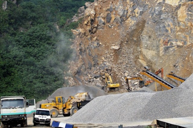 Không được mua đi bán lại các mỏ vật liệu - Ảnh 1. Không được mua đi bán lại các mỏ vật liệu - Ảnh 1.