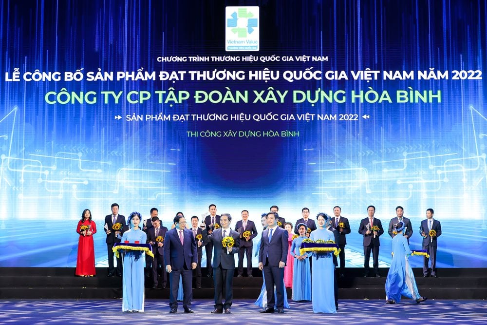 tap-doan-xay-dung-hoa-binh-da-tiep-tuc-duoc-vinh-danh-thuong-hieu-quoc-gia-viet-nam-tai-le-cong-bo-san-pham-dat-thuong-hieu-quoc-gia-viet-nam-nam-2022-1-.jpg