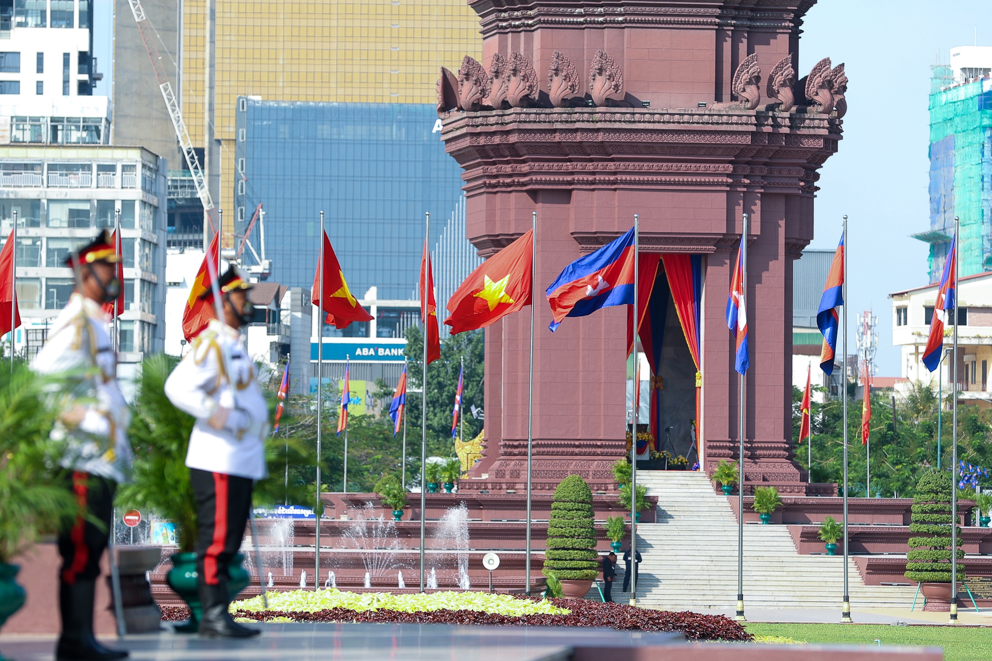 Chùm ảnh: Các hoạt động đầu tiên của Thủ tướng Phạm Minh Chính tại Campuchia - Ảnh 5. Chùm ảnh: Các hoạt động đầu tiên của Thủ tướng Phạm Minh Chính tại Campuchia - Ảnh 5.