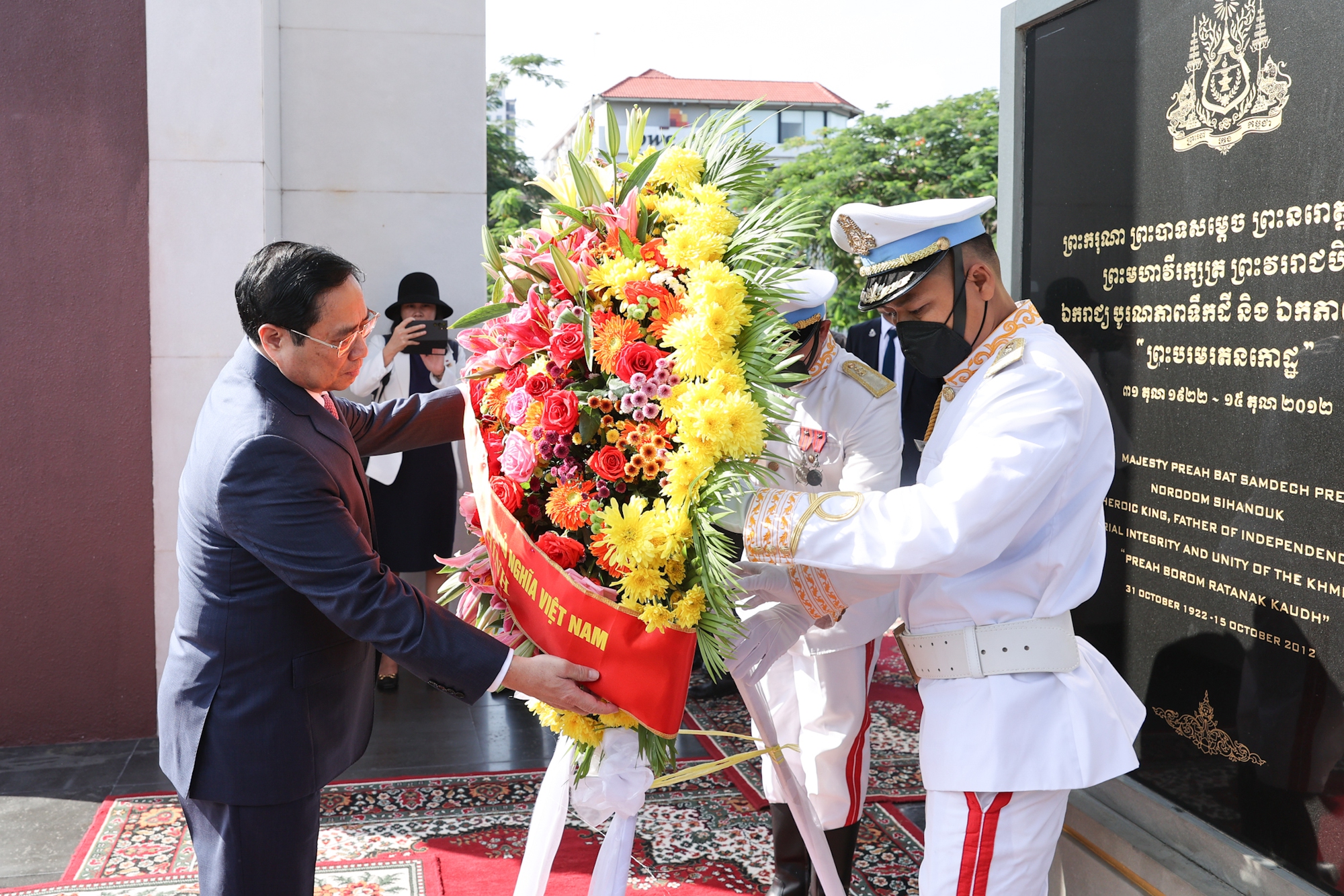 Chùm ảnh: Các hoạt động đầu tiên của Thủ tướng Phạm Minh Chính tại Campuchia - Ảnh 7. Chùm ảnh: Các hoạt động đầu tiên của Thủ tướng Phạm Minh Chính tại Campuchia - Ảnh 7.