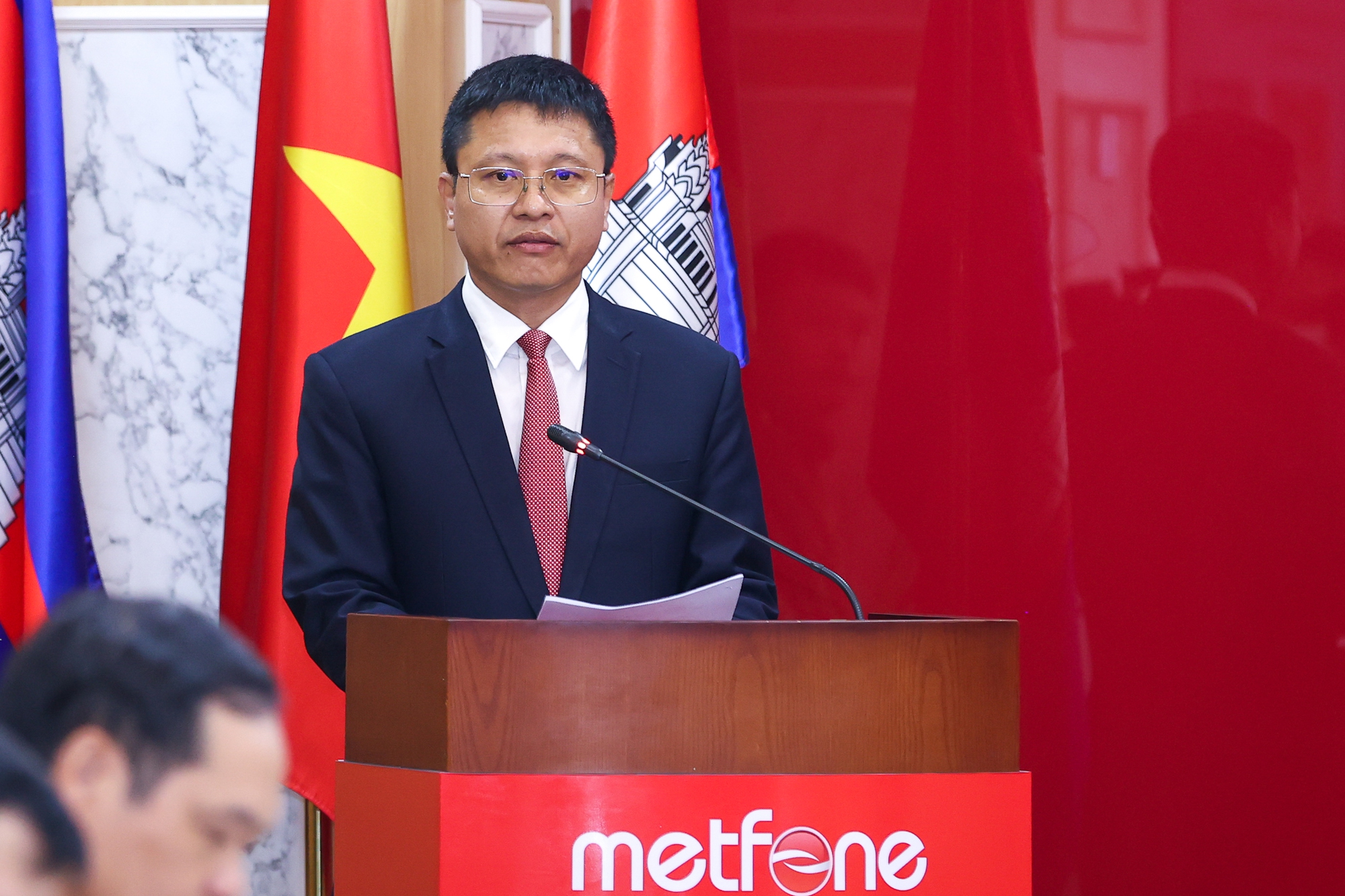 Thủ tướng thăm doanh nghiệp viễn thông lớn nhất Campuchia do Việt Nam đầu tư - Ảnh 3. Thủ tướng thăm doanh nghiệp viễn thông lớn nhất Campuchia do Việt Nam đầu tư - Ảnh 3.