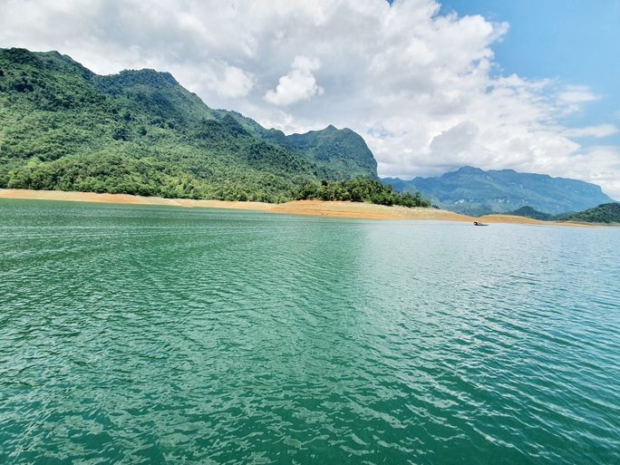 lac-troi-tren-dong-song-gam.jpg