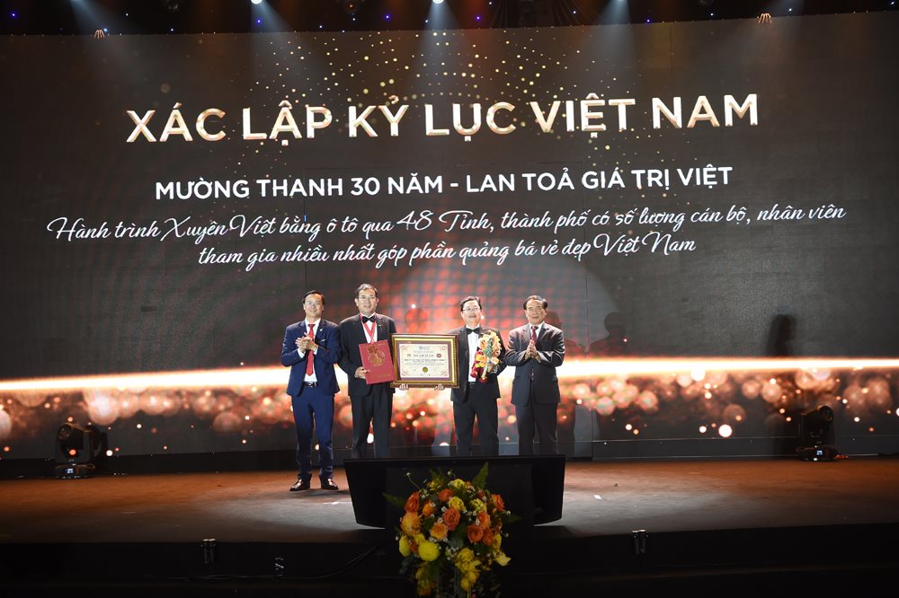 anh-1-dai-su-ngo-quang-xuan-pho-chu-tich-tw-hoi-ky-luc-gia-viet-nam-va-ong-hoang-thai-tuan-anh-tong-thu-ky-to-chuc-ky-luc-dong-duong-truong-dai-dien-mien-bac-to-chuc-ky-luc.jpg