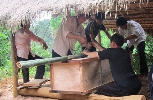anh-3-dam-ma-cu-lau-chu-do-nguoi-dau-tien-khi-chet-duoc-dua-vao-quan-tai..jpg