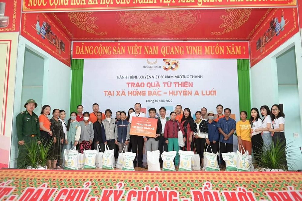 anh-4-trao-tang-nhung-mon-qua-toi-nhung-hoan-canh-kho-khan-tren-chang-hanh-trinh-ma-doan-di-qua.jpg