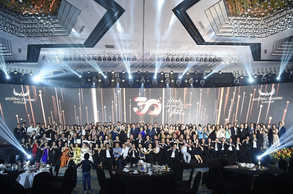 anh-6-tap-the-lanh-dao-can-bo-nhan-vien-tap-doan-muong-thanh.jpg
